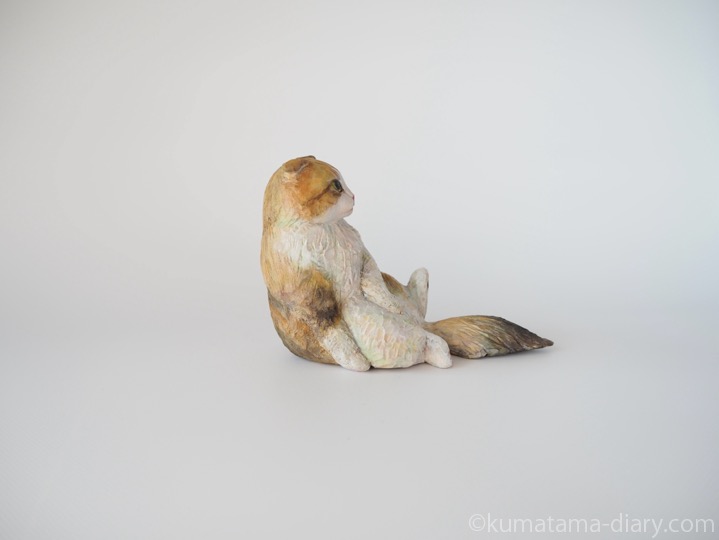 スコ座り木彫り猫
