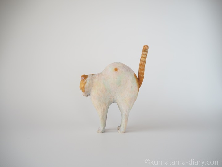 伸びる猫さん木彫り猫