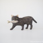 お魚くわえた黒猫さんを木彫りで作りました