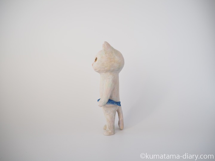 白猫さん木彫り猫左