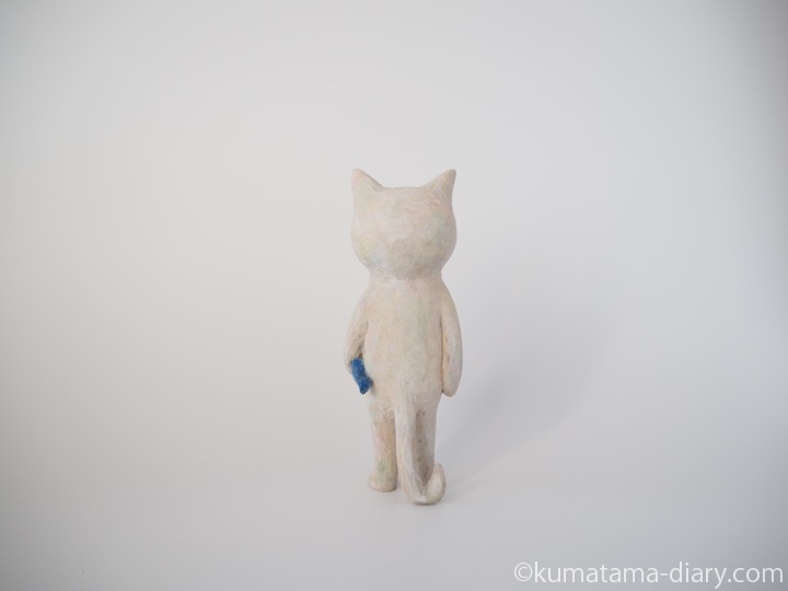 白猫さん木彫り猫後ろ