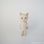 魚のけりぐるみを持つ白猫さんを木彫りで作りました