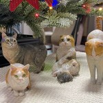 クリスマスツリーと木彫り猫