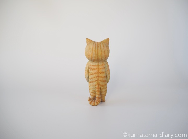 茶トラ猫さん木彫り猫後ろ