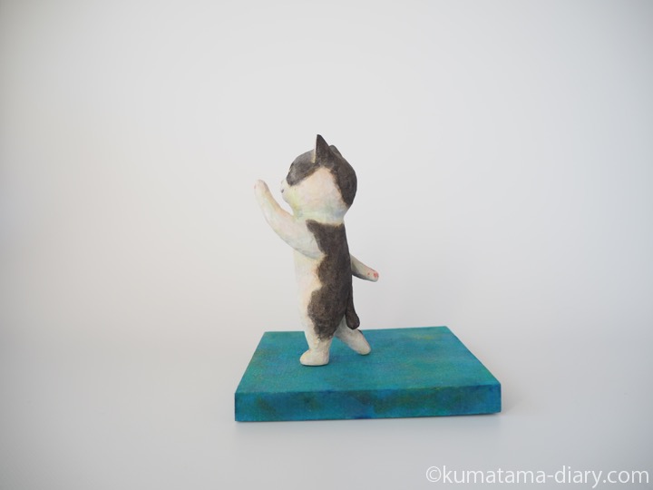 踊る黒白猫さん木彫り猫左