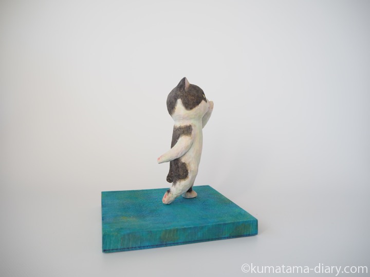 踊る黒白猫さん木彫り猫右