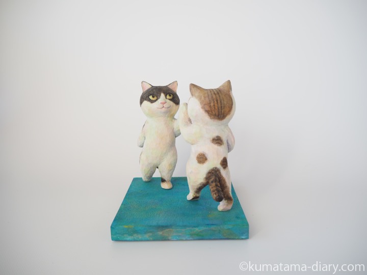 踊る木彫り猫