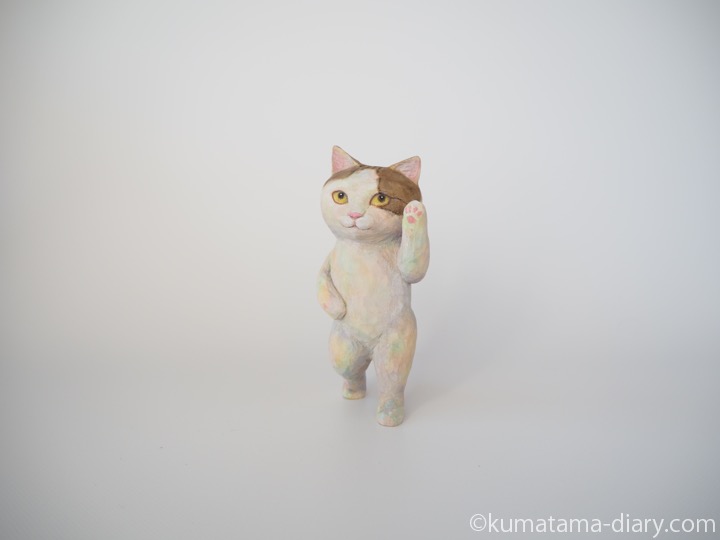踊るキジトラ白猫さん木彫り猫