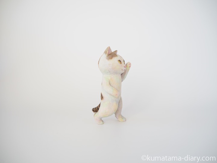 踊るキジトラ白猫さん木彫り猫右