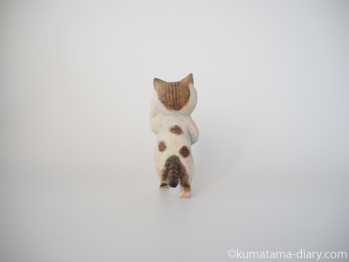 踊るキジトラ白猫さん木彫り猫後ろ