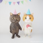 パーティー仕様の木彫り猫たち