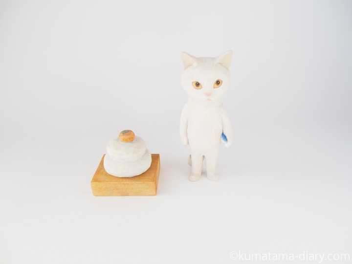木彫りの鏡餅と白猫さん