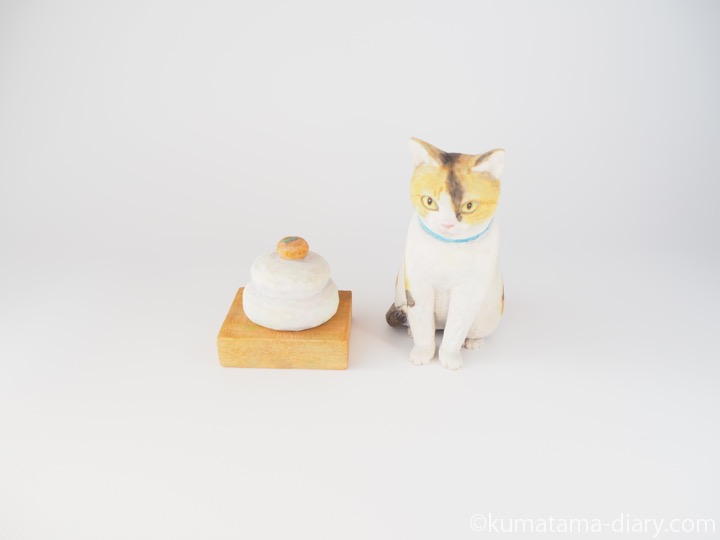 木彫りの鏡餅と三毛猫さん