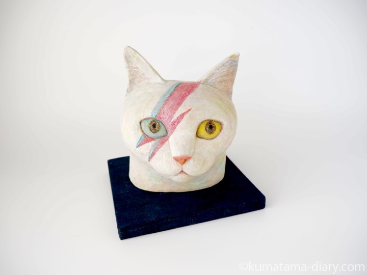 稲妻のペイント白猫さん木彫り猫