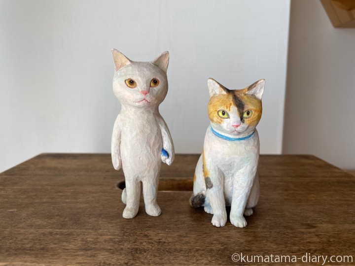 白猫さんと三毛猫さん木彫り猫