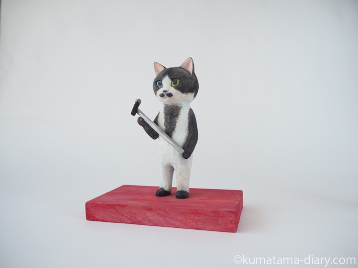 タイツ柄の木彫り猫