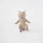 踊るグレーの猫さんを木彫りで作りました