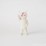 右手を上げるオッドアイの白猫さんを木彫りで作りました