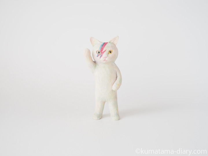 稲妻のペイント白猫さん木彫り猫