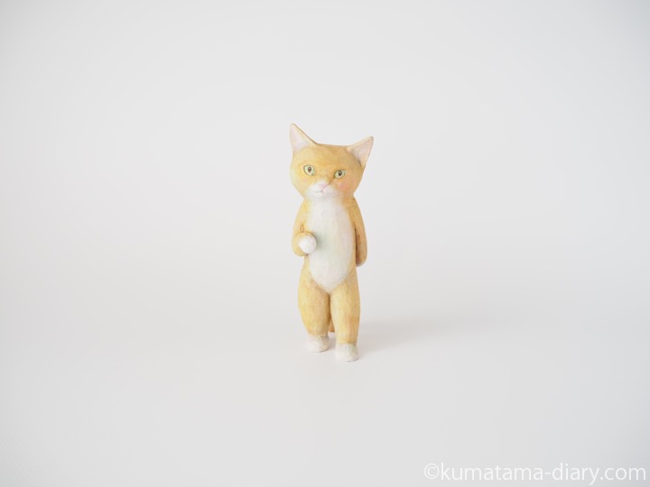 歩く茶トラ白猫さん木彫り猫