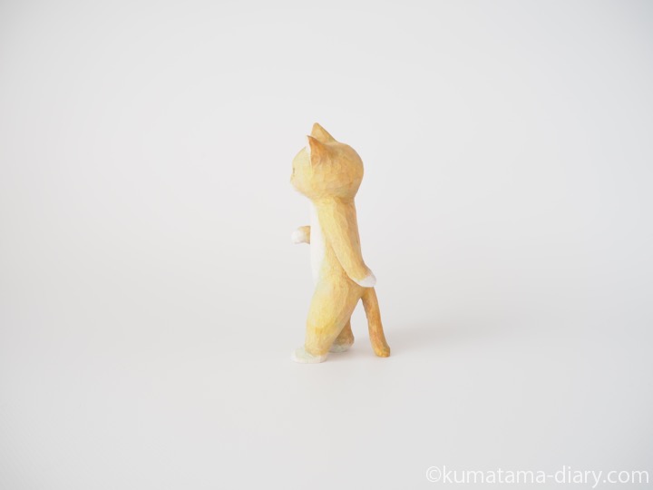 歩く茶トラ白猫さん木彫り猫左