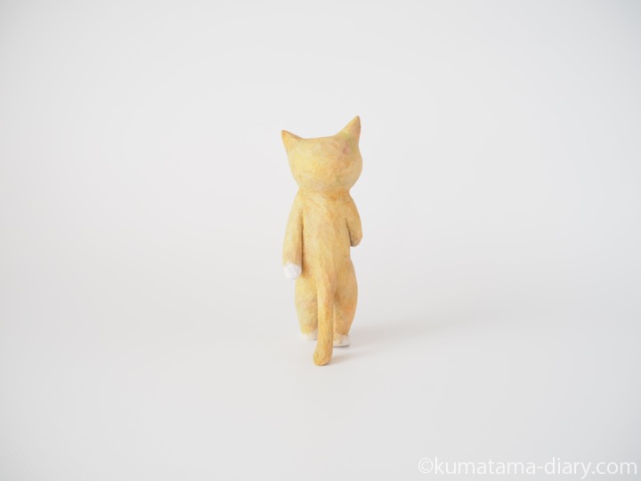歩く茶トラ白猫さん木彫り猫後ろ