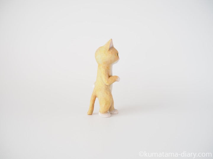 歩く茶トラ白猫さん木彫り猫右