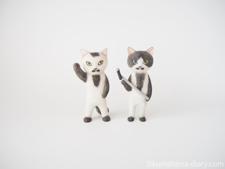 タイツ柄の木彫り猫たち