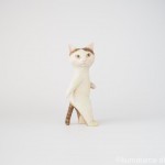二本足で歩くキジトラ白猫さんを木彫りで作りました