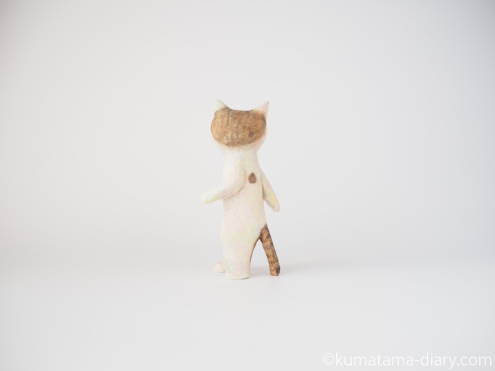 歩くキジトラ白猫さん木彫り猫