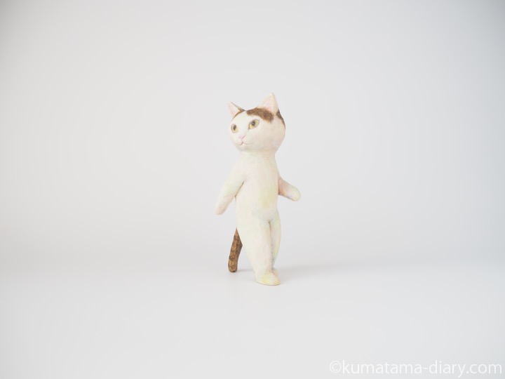 歩くキジトラ白猫さん木彫り猫