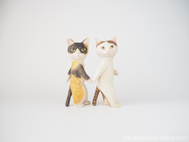 歩く猫さん木彫り猫