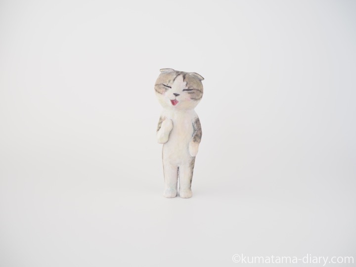 歌うスコ木彫り猫