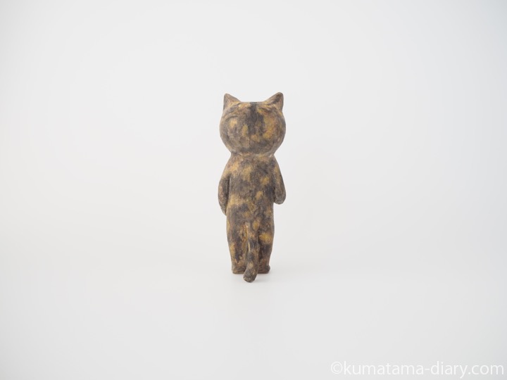歌うサビ猫さん木彫り猫後ろ