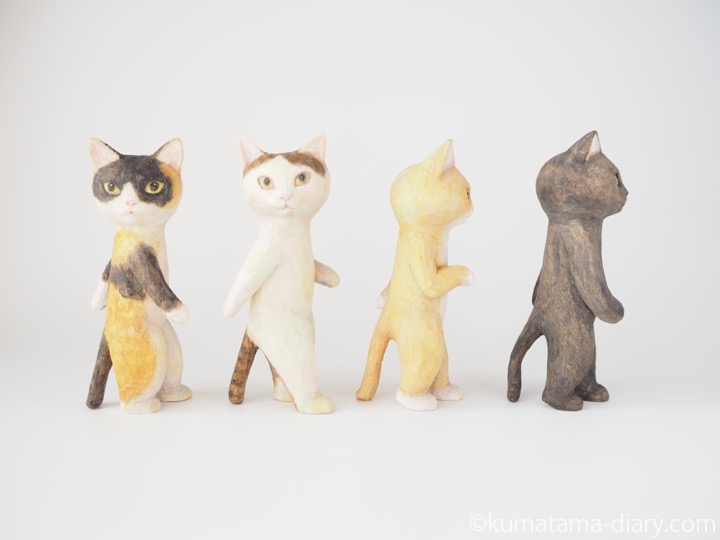 歩く猫さん木彫り猫
