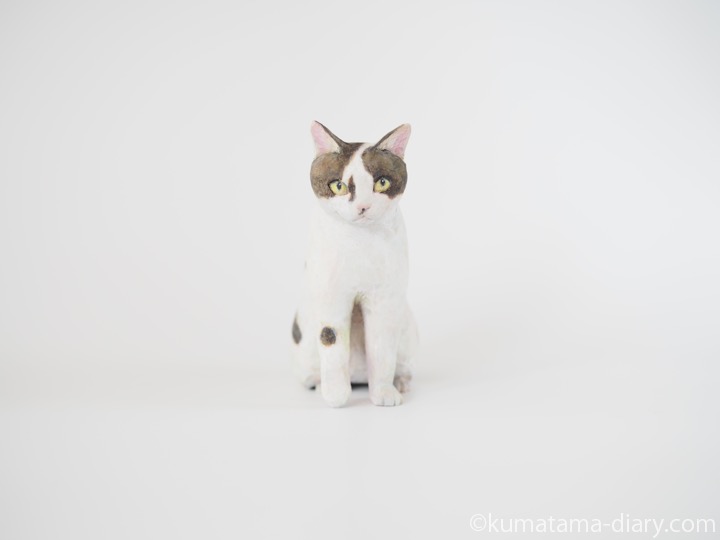 前足上げ白黒猫さん木彫り猫