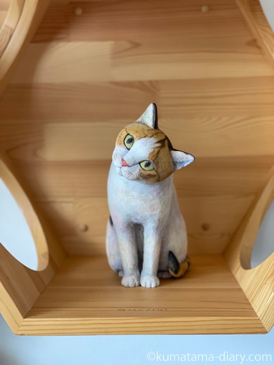 キャットステップ木彫り猫
