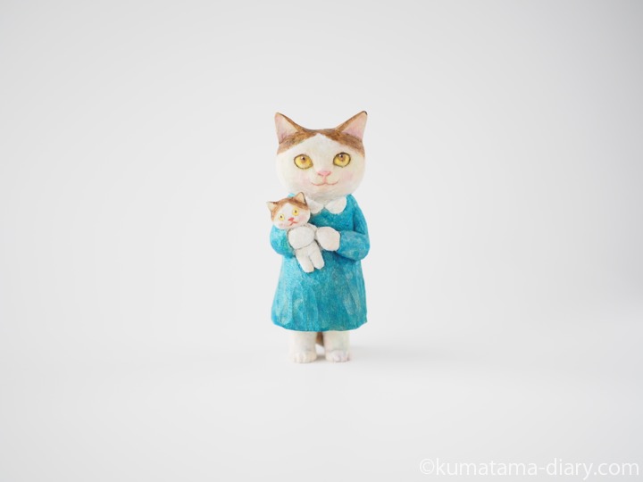 キジトラ白猫さん木彫り猫