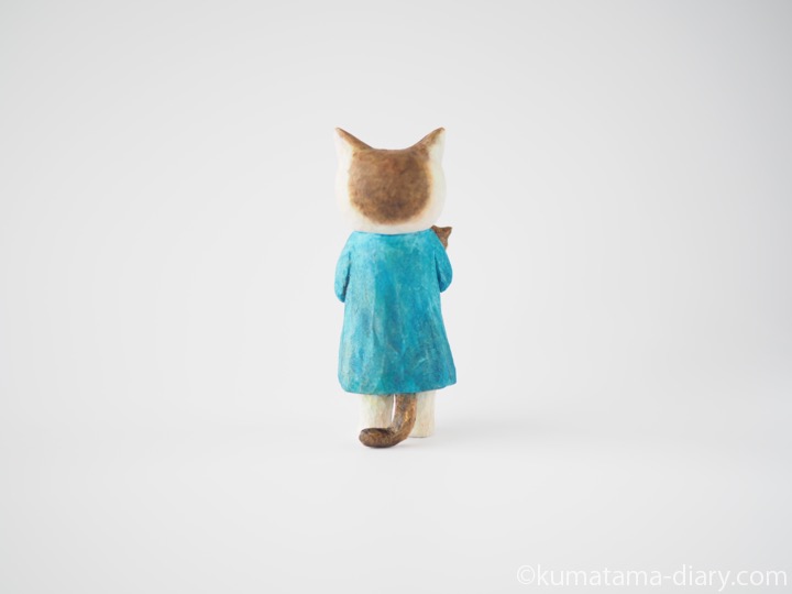 キジトラ白猫さん木彫り猫後ろ