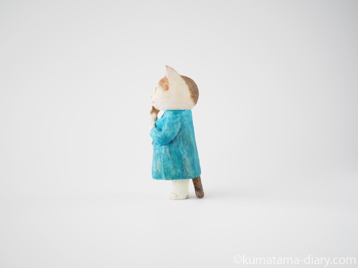 キジトラ白猫さん木彫り猫左