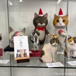 クリスマス仕様の木彫り猫たち