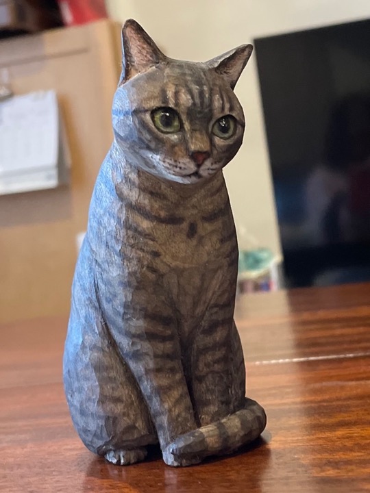 キジトラ猫さん木彫り猫