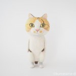 頭と目が大きな三毛猫さんを木彫りで作りました