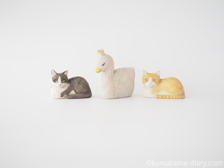 白鳥さんと木彫り猫