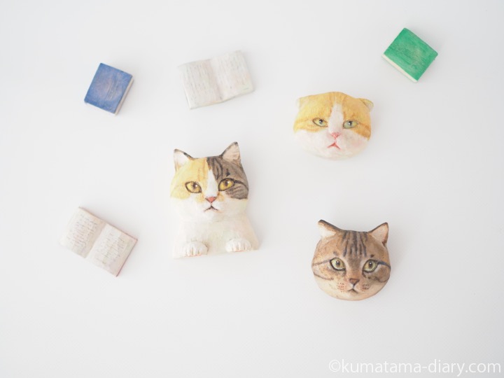 木彫り猫のブローチと本
