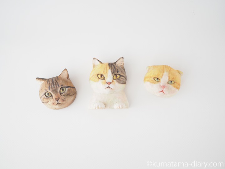 木彫り猫ブローチ