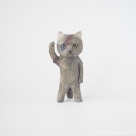 右手を上げるオッドアイのグレー猫さんを木彫りで作りました