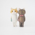 本を小脇に挟む猫さんたちを木彫りで作りました