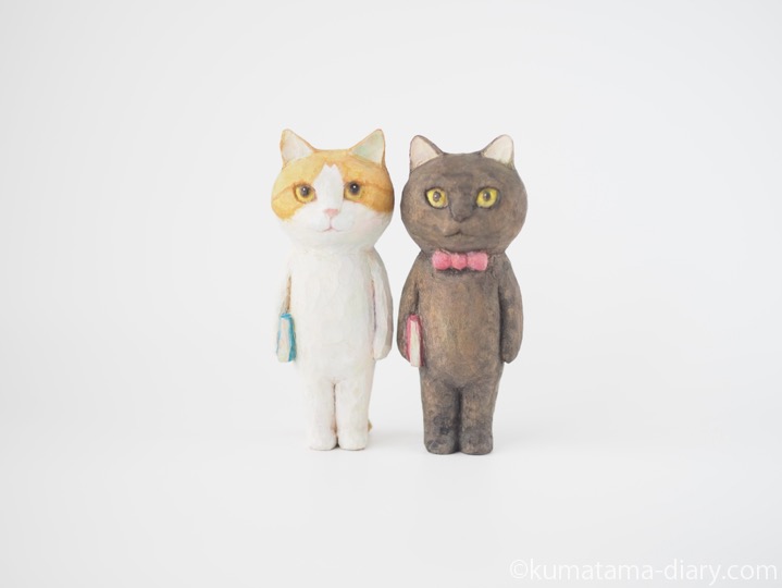 本を持つ木彫り猫たち