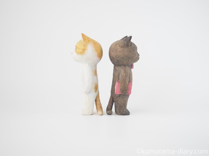 本を持つ木彫り猫たち